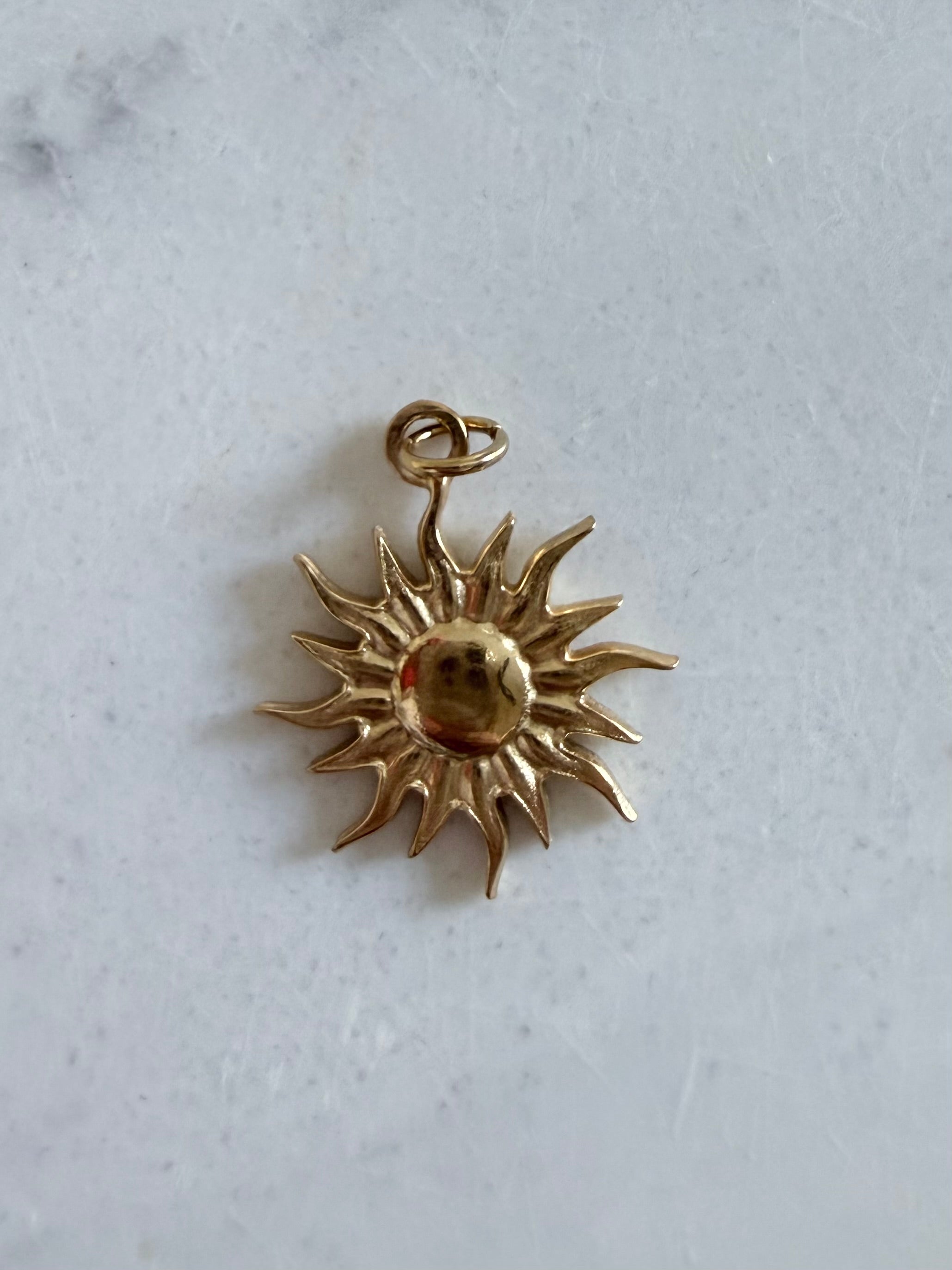 Aura Charm – The Sun ✨